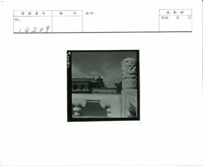 传统寺庙瓦顶雕刻石栏风景.jpg