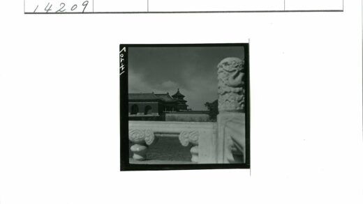 传统寺庙瓦顶雕刻石栏风景.jpg