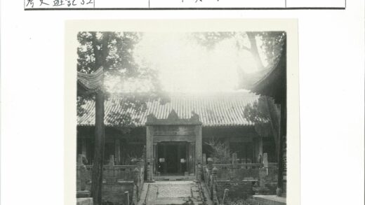 传统寺庙石道与瓦顶景观.jpg