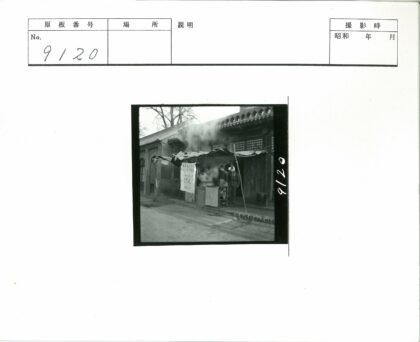 传统小吃摊与华丽建筑街景.jpg