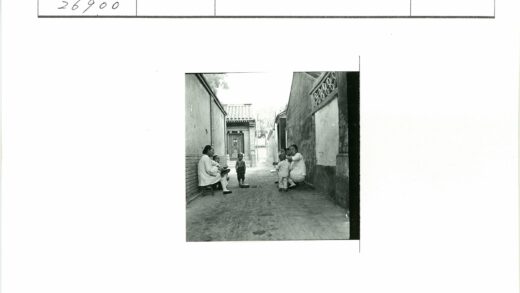 传统小巷亲子互动生活场景.jpg