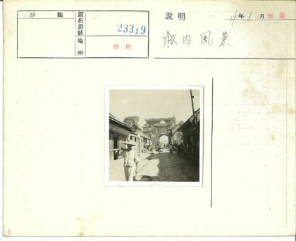 传统小巷提篮行人背影.jpg