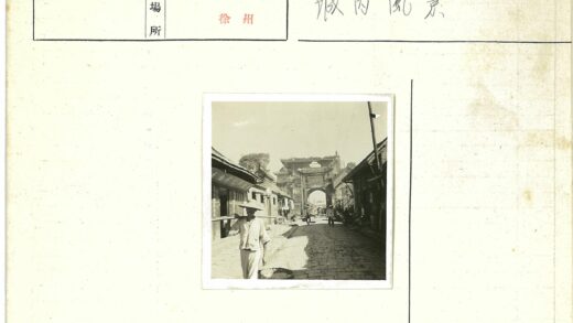 传统小巷提篮行人背影.jpg