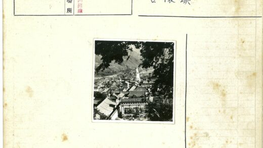 传统小镇建筑与佛塔风景.jpg