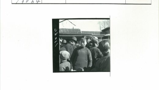 传统屋顶下的人群合影.jpg
