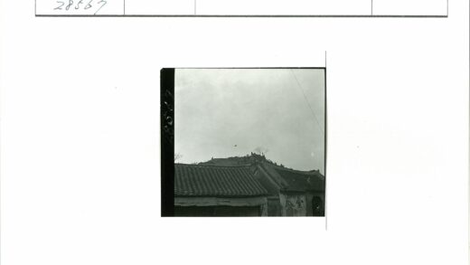 传统屋顶与云雾小山景.jpg