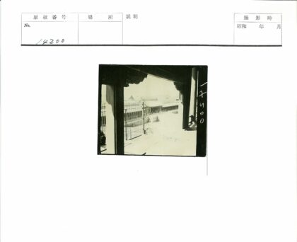 传统屋顶与门道远眺.jpg