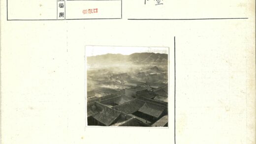 传统屋顶密集城镇与山脉鸟瞰.jpg