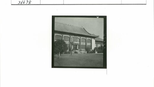 传统屋顶建筑与绿地景观.jpg