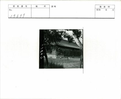 传统屋顶建筑前行人漫步.jpg