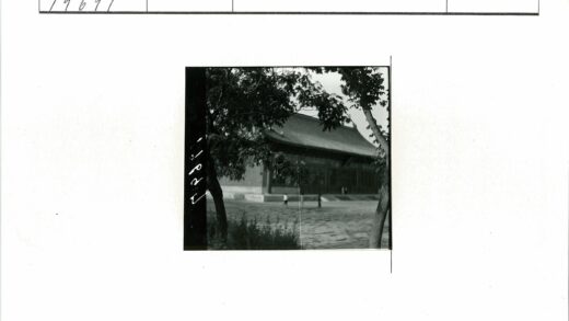 传统屋顶建筑前行人漫步.jpg