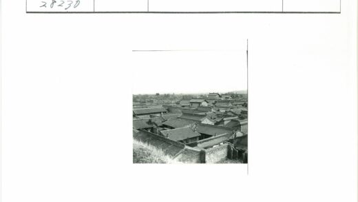 传统屋顶聚落与远山云景.jpg