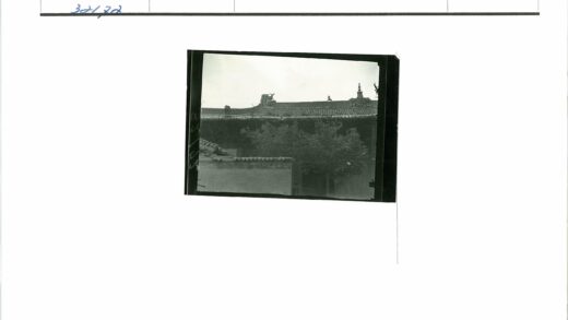 传统屋顶装饰与瓦片建筑景观.jpg