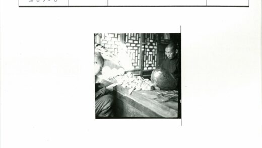 传统屏风窗前整理物品.jpg