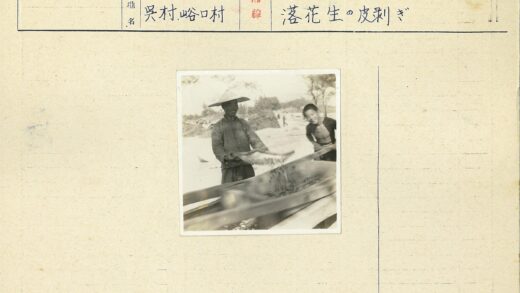 传统工人户外木制设备筛料.jpg