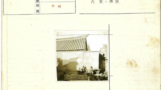 传统工匠修复瓦顶建筑.jpg