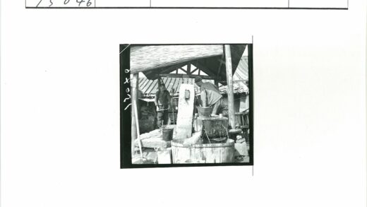 传统工匠建造木石结构屋顶.jpg