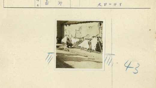 传统工艺人在古建筑旁处理兽皮.jpg