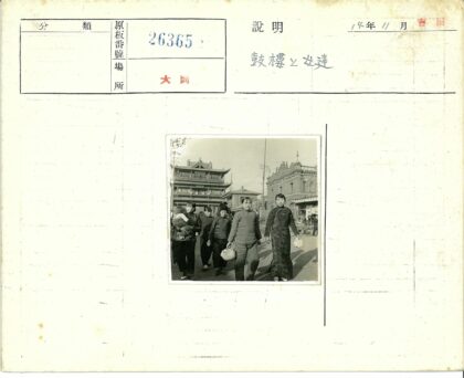 传统市场中的母子与行人.jpg