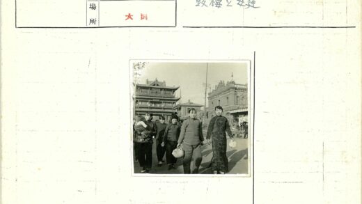 传统市场中的母子与行人.jpg
