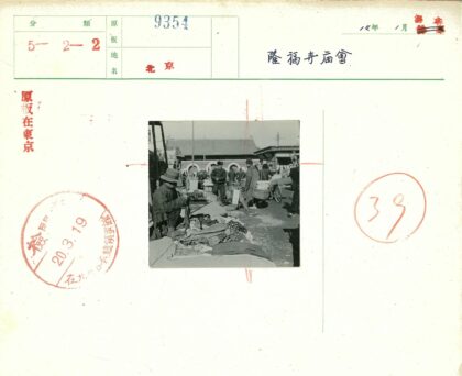 传统市场交易场景与拱窗建筑.jpg
