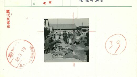 传统市场交易场景与拱窗建筑.jpg