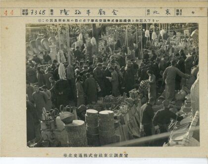 传统市场人群与商品互动场景.jpg