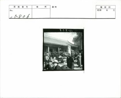 传统市场人群聚集建筑前.jpg