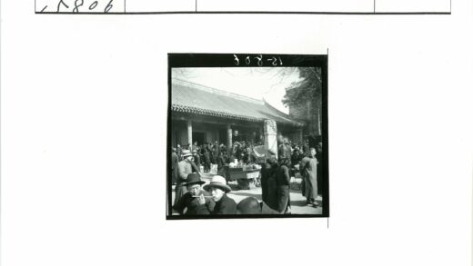 传统市场人群聚集建筑前.jpg