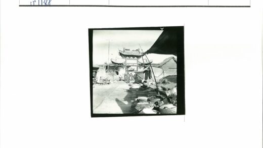 传统市场大门旁的人群.jpg
