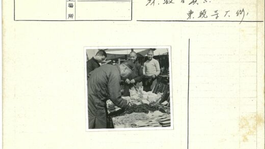 传统市场手工艺品交易场景.jpg
