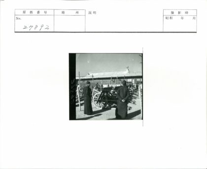 传统市场手推车与建筑.jpg