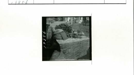 传统市场摊位与土路行人.jpg