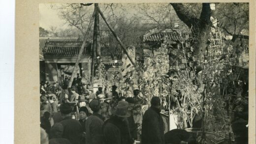 传统市场摊位与建筑风光.jpg