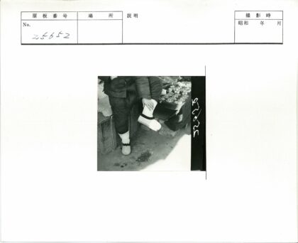 传统市场摊位与穿厚衣的商贩.jpg