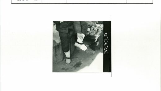 传统市场摊位与穿厚衣的商贩.jpg