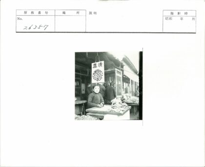 传统市场摊位与行人互动.jpg