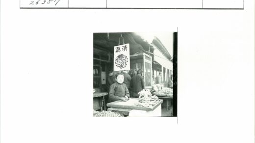 传统市场摊位与行人互动.jpg