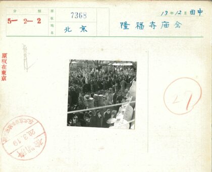 传统市场摊位与购物者场景.jpg