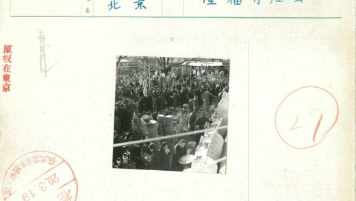传统市场摊位与购物者场景.jpg