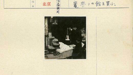 传统市场摊位与顾客互动场景.jpg