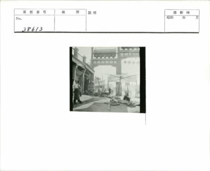 传统市场摊贩与行人街景.jpg