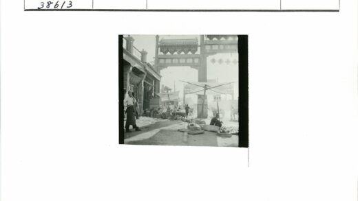 传统市场摊贩与行人街景.jpg