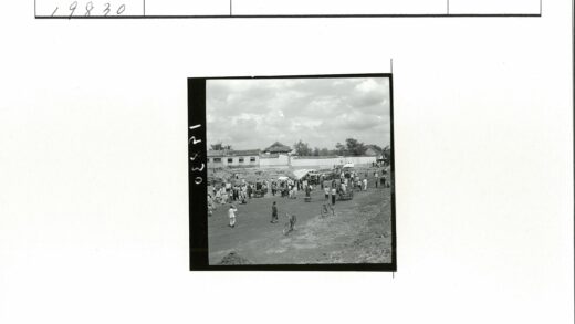 传统市场繁忙街景与行人.jpg