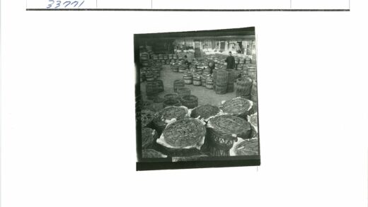 传统市场编织手工艺人工作场景.jpg