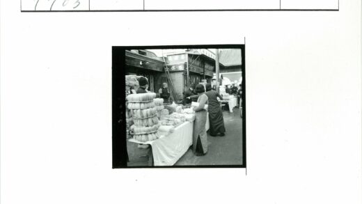 传统市场街景与商品摊位.jpg