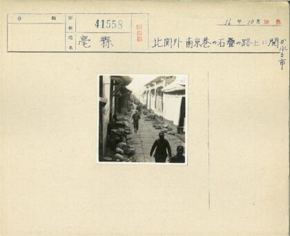 传统市场街景与商贩生活.jpg