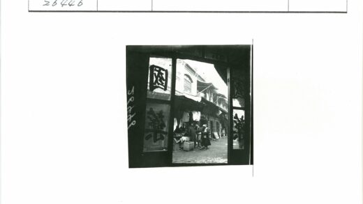 传统市场街景与服饰文化.jpg