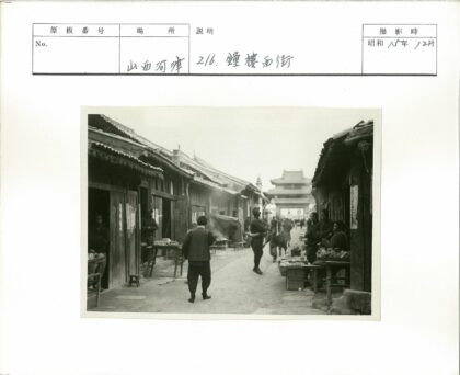 传统市场街景与木建筑风貌.jpg