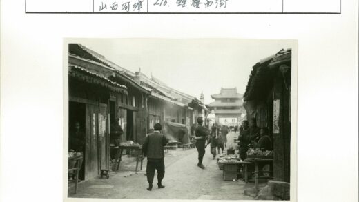 传统市场街景与木建筑风貌.jpg